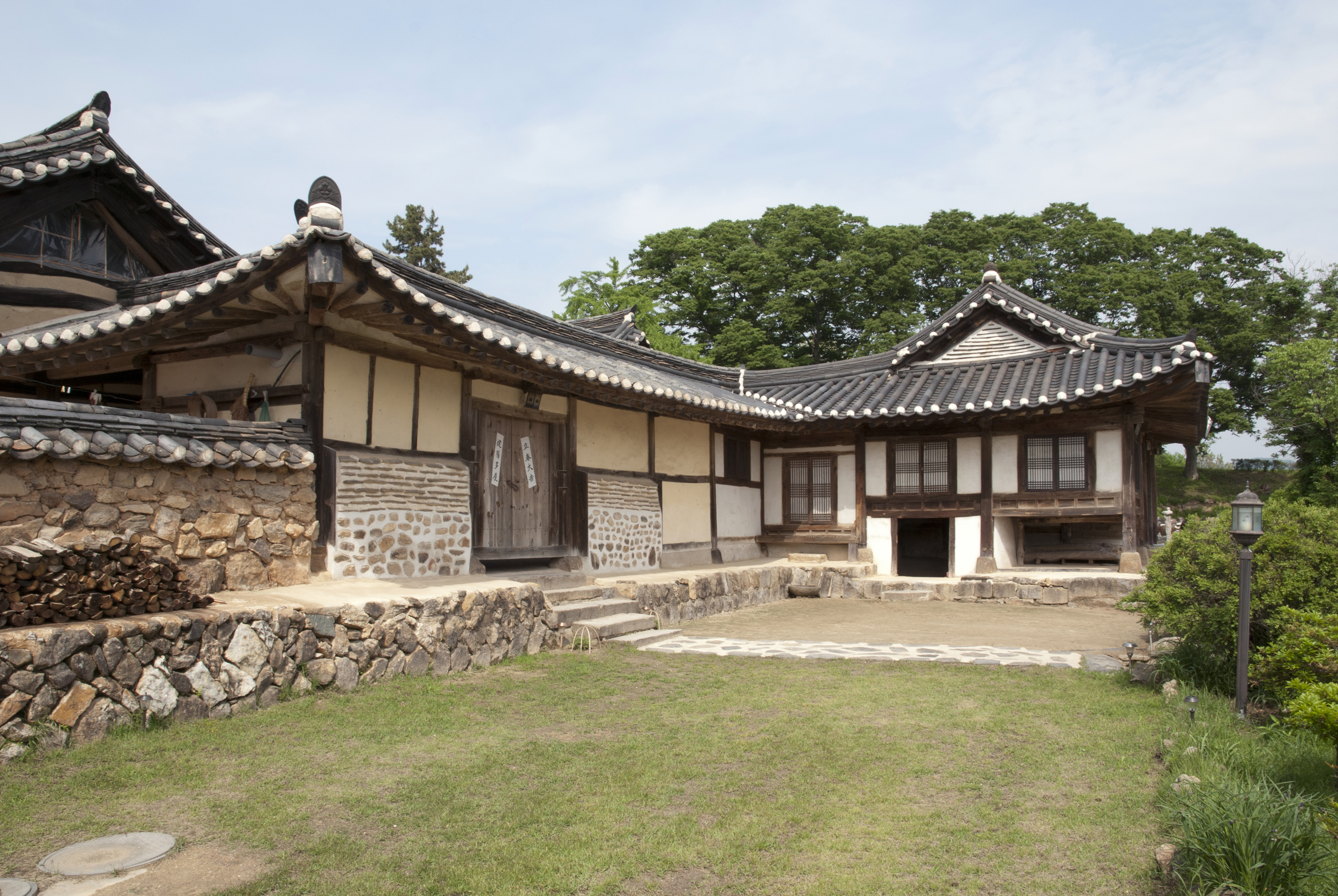 ] Exterior view of a traditional household in Korea shows the scholar’s studio on the left and the inner room on the right behind the wall. Courtesy of Young-Kyu Park, 2022