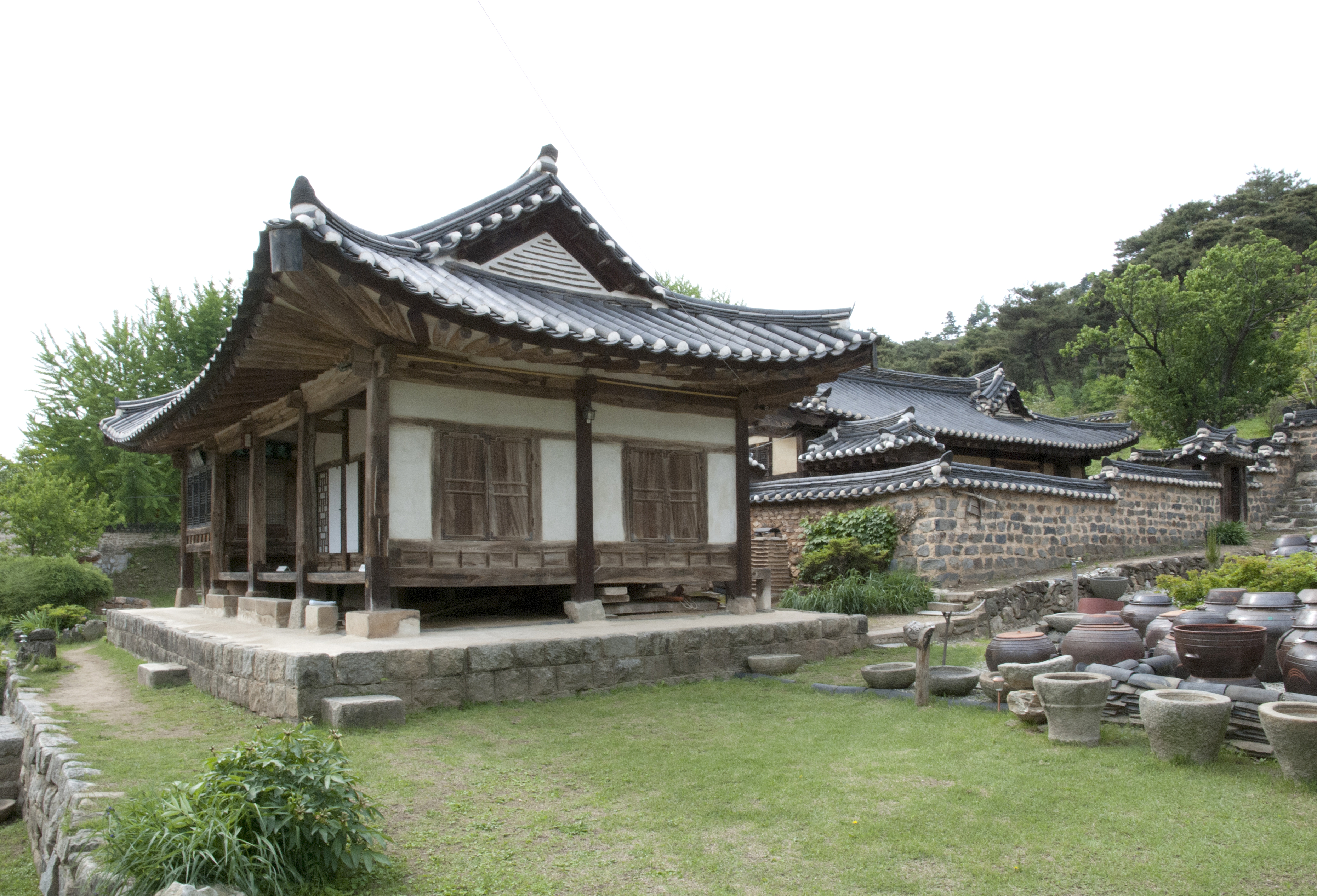 Exterior view of a traditional household in Korea shows gateway to women’s inner quarters on the left and the scholar’s studio on the right. Courtesy of Young-Kyu Park, 2022
