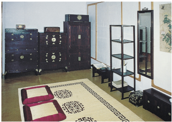 Inner room in Hawaii University Gallery. Courtesy of Young-Kyu Park, 1984